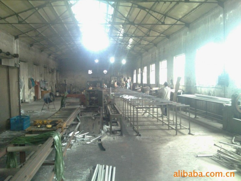 铝型材挤压、氧化、拉丝、贴膜、冲裁、折弯