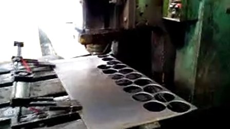冲压机自动冲厚板视频，钣金加工自动化设备 (869播放)