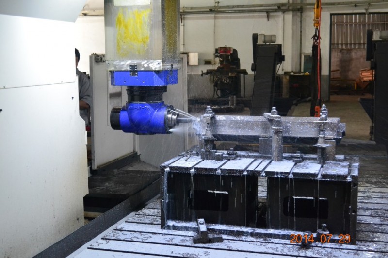 大型高精度龙门CNC带90°万能镗铣头对外加工