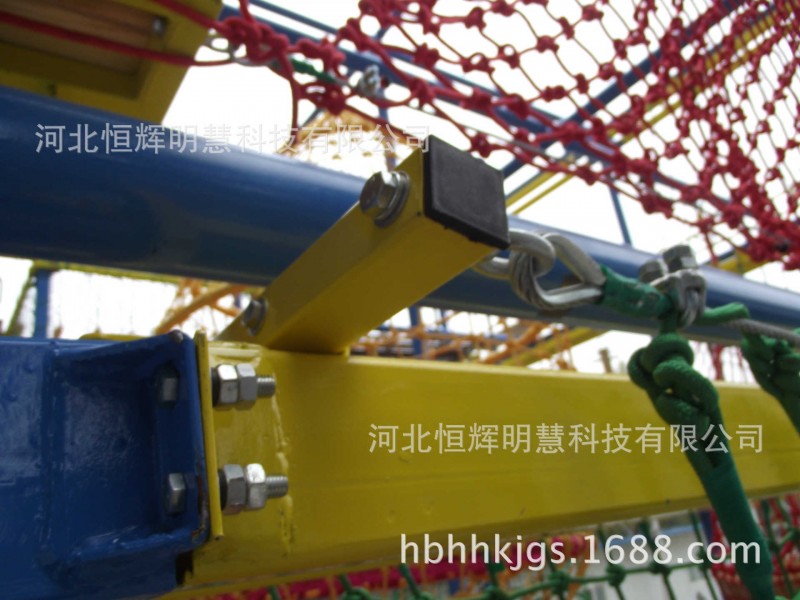 拓展器械设备设计科学、器材功能多样、造型美观、安全性高