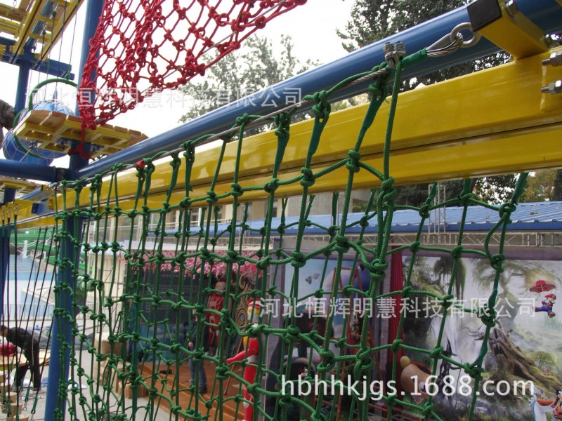 拓展器械设备设计科学、器材功能多样、造型美观、安全性高