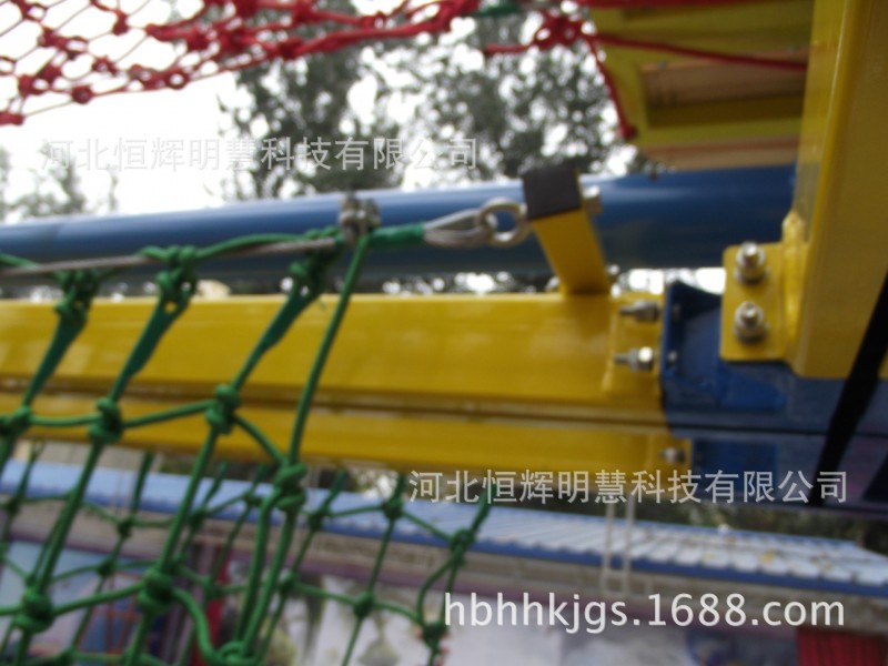 拓展器械设备设计科学、器材功能多样、造型美观、安全性高