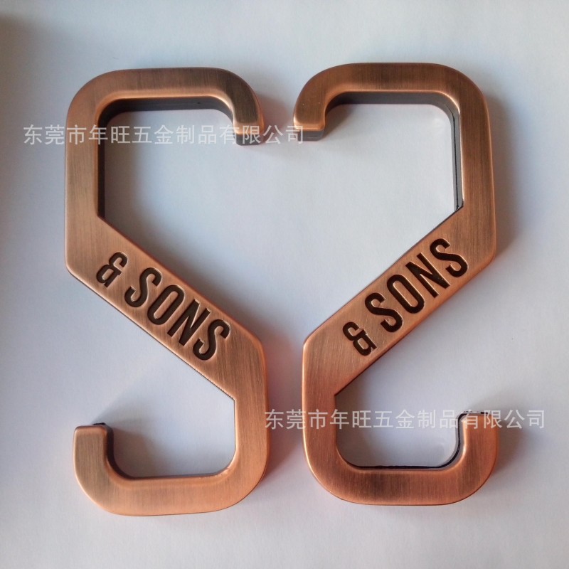订做不锈钢服装 锌合金电镀青铜色挂钩 凹字logo抹油上色S型挂钩