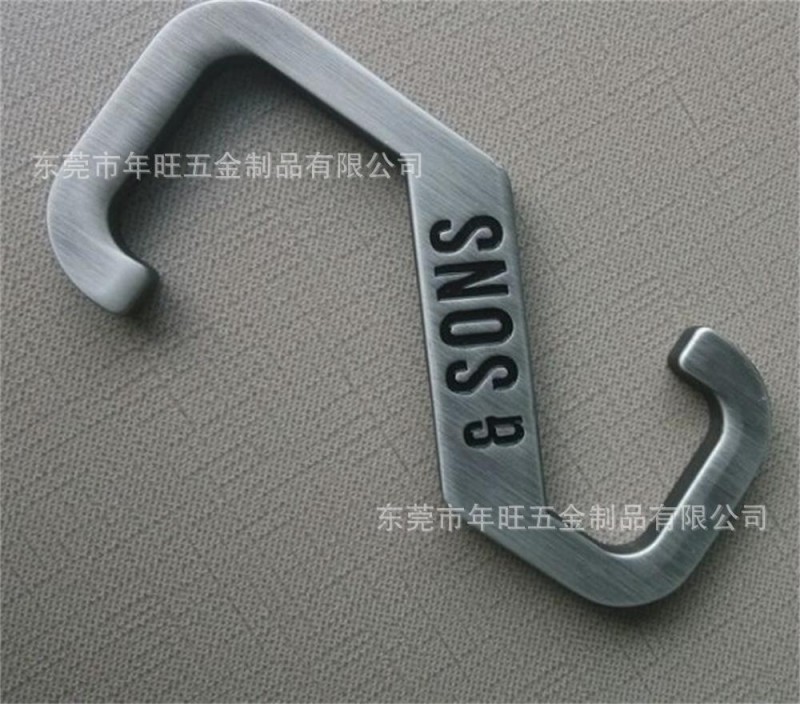订做不锈钢服装 锌合金电镀青铜色挂钩 凹字logo抹油上色S型挂钩