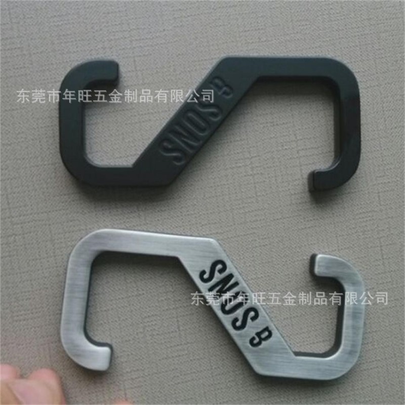订做不锈钢服装 锌合金电镀青铜色挂钩 凹字logo抹油上色S型挂钩