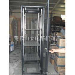 供应19英寸豪华型弧形波浪网孔门服务器机柜