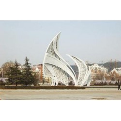 天宇公司专业制作安装大型广场园林不锈钢异形雕塑