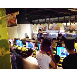 网吧效果图 简约现代网吧桌
