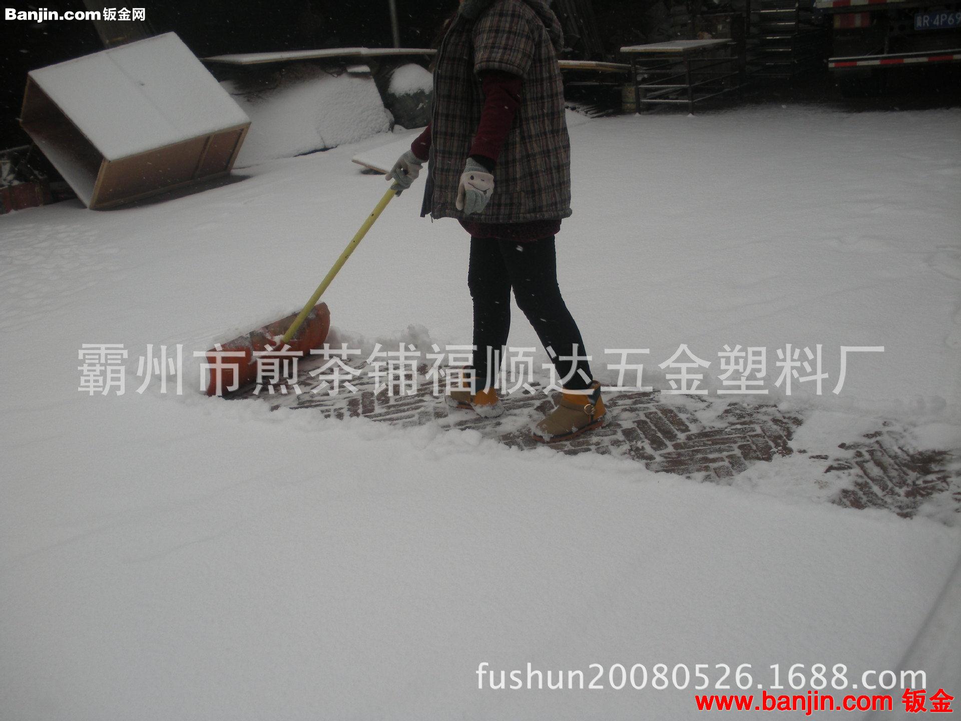 坚固耐用超大除雪铲，冬季必备，塑钢推雪铲