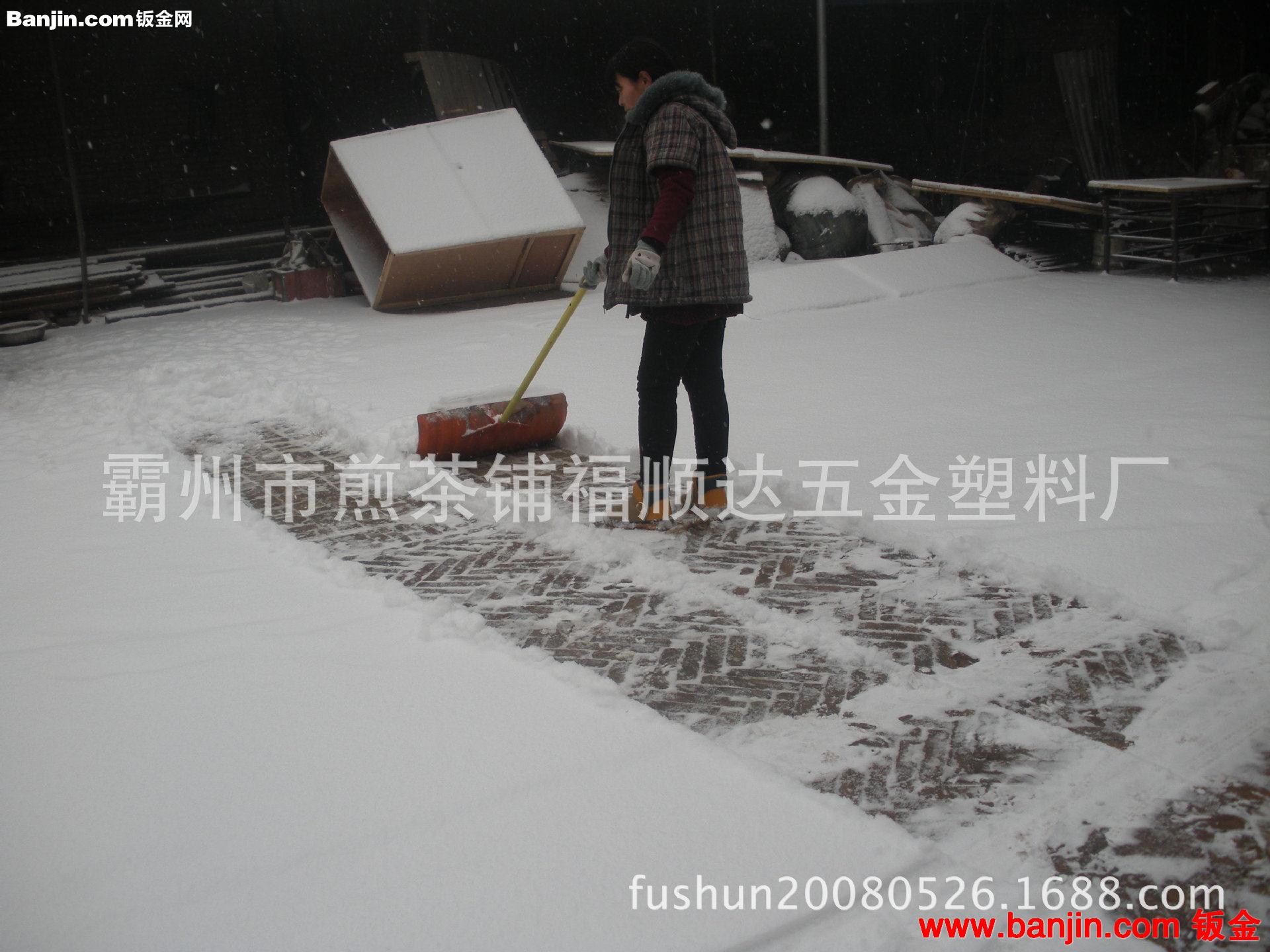 坚固耐用超大除雪铲，冬季必备，塑钢推雪铲