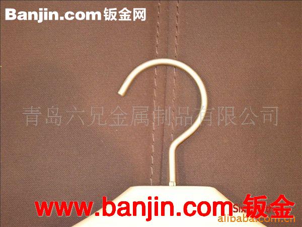 青岛六兄公司生产优质直径3铁丝衣架钩，电镀铬衣架钩