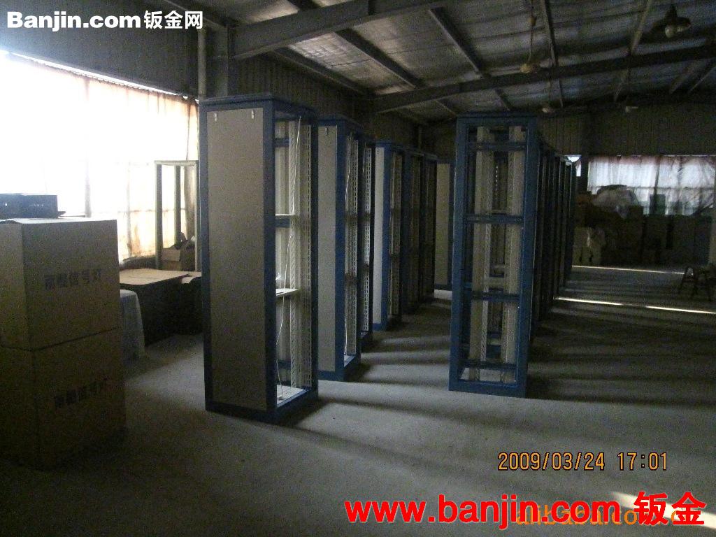 【厂家直销】大量供应19英寸标准服务器机柜 福达白色喷塑机柜