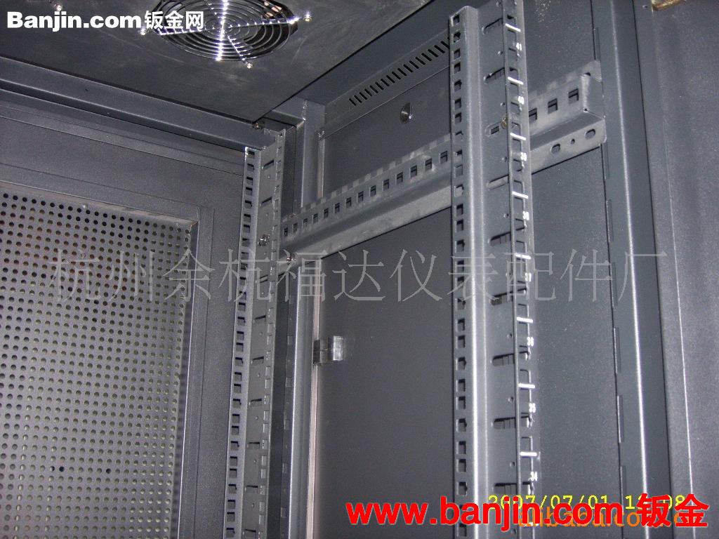 【厂家直销】大量供应19英寸标准服务器机柜 福达白色喷塑机柜