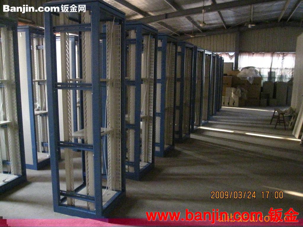 【厂家直销】大量供应19英寸标准服务器机柜 福达白色喷塑机柜