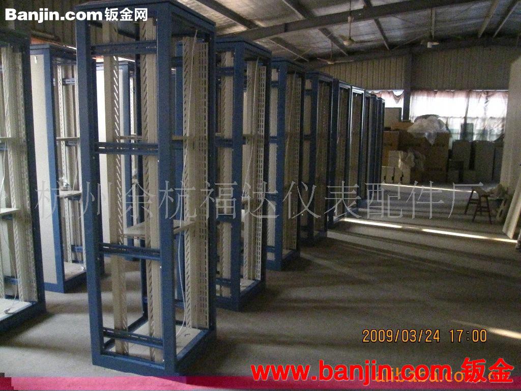 【厂家直销】大量供应19英寸标准服务器机柜 福达白色喷塑机柜