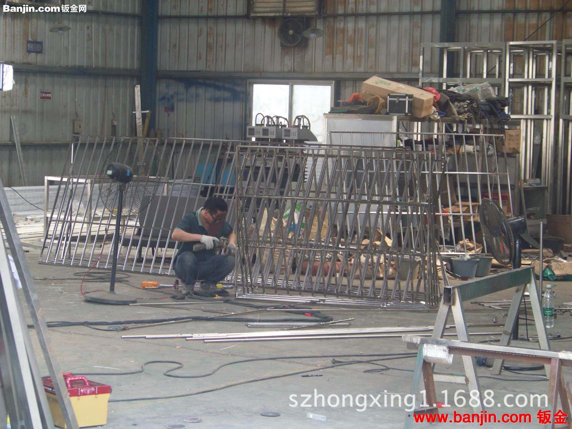 承接各种不锈钢工程 货架、护栏、防盗窗等 深圳洪兴钢构设备