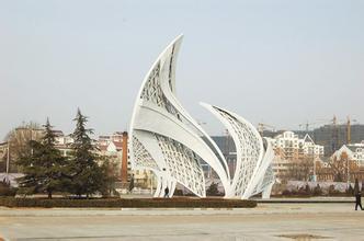 天宇公司专业制作安装大型广场园林不锈钢异形雕塑