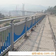 提供、批发、焊接、加工公路桥梁不锈钢栏杆、防护栏。